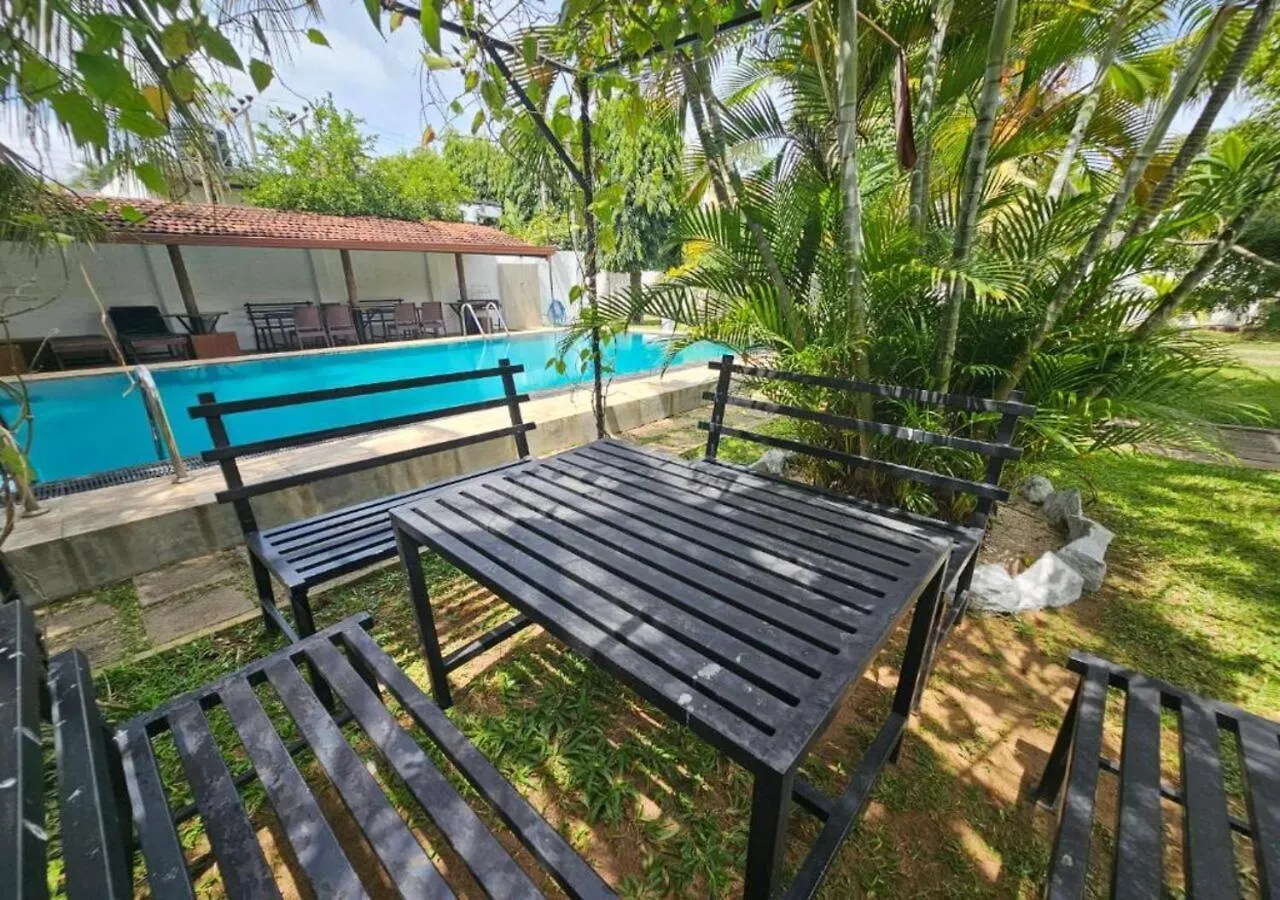 Green Village Negombo 0*,